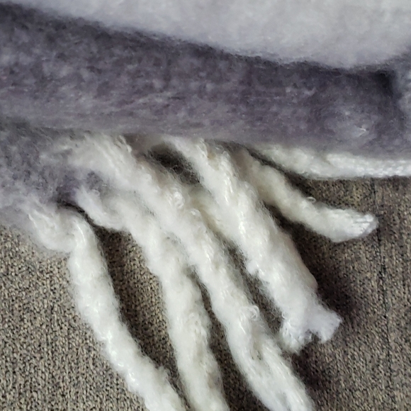 Banana Republic 50" x 60" Soft Blanket NWT Gray White - Picture 11 of 13